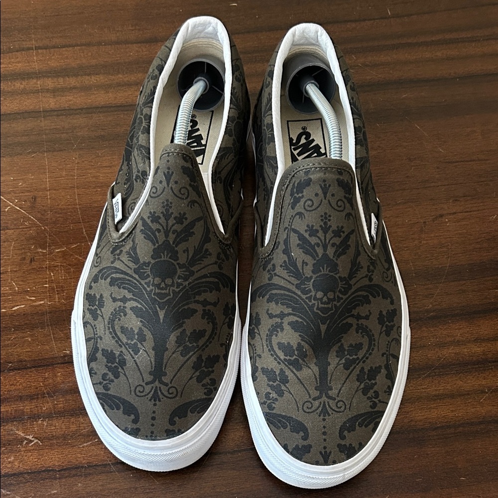 Vans Classic Slip-On sneakers in the Skull Tapestry Grape Leaf Size 10.5